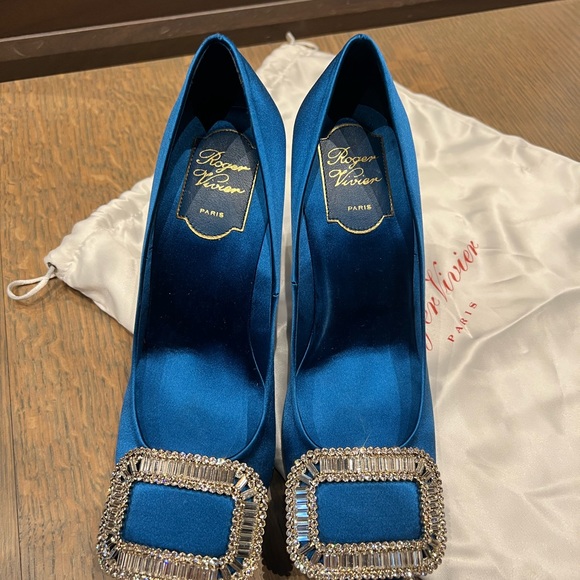 NEW Roger Vivier Trompette Crystal-embellished Satin Pumps - Picture 6 of 9